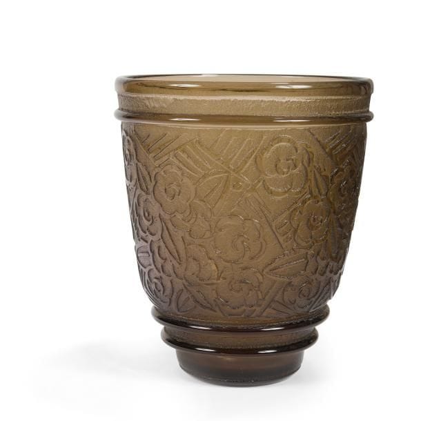 DAUM Nancy France
Haut vase largement évasé. Épreuve en verre, teinté brun fumé, au décor très profondément dégagé à l’acide de fleurs stylisées et de trois bandes en large ressaut sur fond granité. Travail des années 1930. Signé DAUM Nancy France à la Croix de Lorraine, gravé vers la base. H. 25 cm