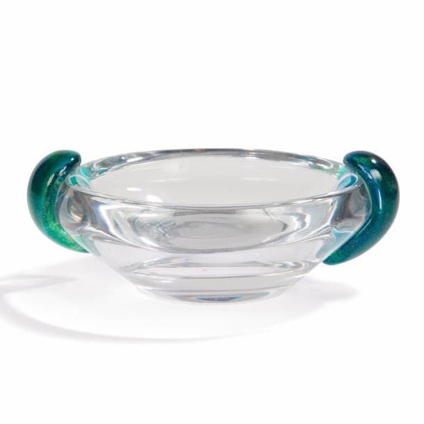 DAUM France 
Coupe circulaire à deux prises latérales. Épreuve en verre soufflé ; épais et transparent. Anses collées à chaud traitées bleu nuancé de vert. Deux petites égrenures en pourtour. Signée DAUM France à la pointe vers la base. D. 20 cm 