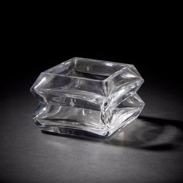 Cristallerie de BACCARAT
Vase cubiste. Épreuve en cristal clair. Un éclat à un angle. Marqué du cachet circulaire de la manufacture sous la base. 10 x 14,5 x 14,5 cm