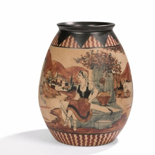 Poterie de CIBOURE (fondée par Élise & Étienne VILOTTE) - Garcia De DIEGO (auteur du décor)
Villageois et joueurs de pelote basque
Vase ovoïde à col légèrement évasé. Épreuve en céramique au décor tournant traité brun, gris et noir. Signé Garcia DE DIEGO dans de décor, vers la base et porte le cachet de la manufacture sous la base. H. 24 cm