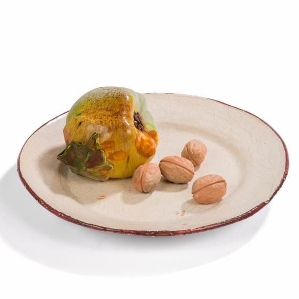 Jean BESNARD (1889-1958)
Pomme et noix
Plat trompe-l’œil en céramique émaillée polychrome. Manque probablement deux noix. Monogrammé J. B. au revers. D. 26,5 cm