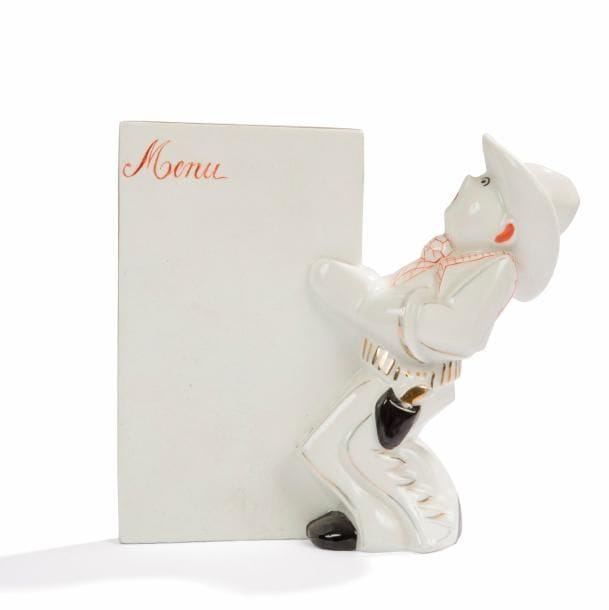 Louis LOURIOUX (1874-1930) – Porcelaine de Foecy
Cow-boy
Porte-menu en porcelaine émaillée polychrome et rehaussée à l’or. Marqué du cachet sous la base. H. 15,5 cm