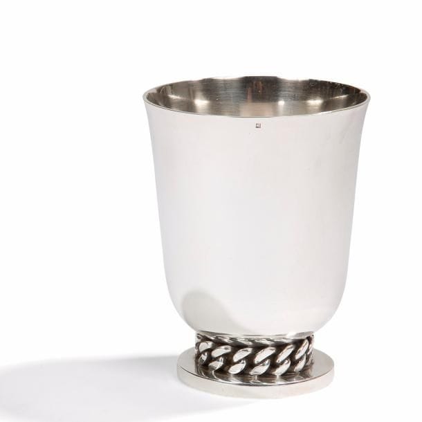 Jean DESPRÉS (1889-1980)
Timbale en métal argenté ; la base au décor tournant en application d’une chaîne à maillons plats. Signée J. DESPRÈS sous la base et porte le poinçon de Maître Orfèvre. H. 9 cm 
