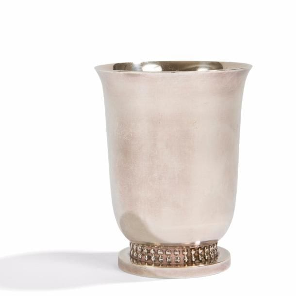 Jean DESPRÉS (1889-1980)
Timbale en métal argenté, la base au décor tournant de deux rangs de perles. Signée Jean DESPRÉS à la pointe sous la base. H. 10 cm 
