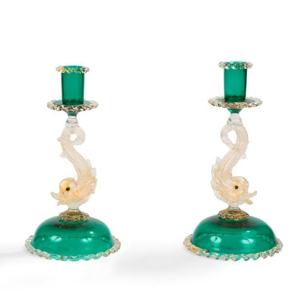 MURANO 
Dauphins
Paire de bougeoirs. Épreuves en verre teinté dans la masse et en verre poudré à l’or ; les différentes parties modelées et collées à chaud. H. 25,5 cm