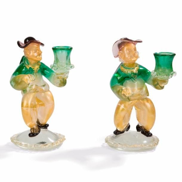MURANO 
Les Bossus
Deux bougeoirs. Épreuves en verre teinté dans la masse et en verre poudré à l’or ; les différentes parties modelées et collées à chaud. H. 25 cm