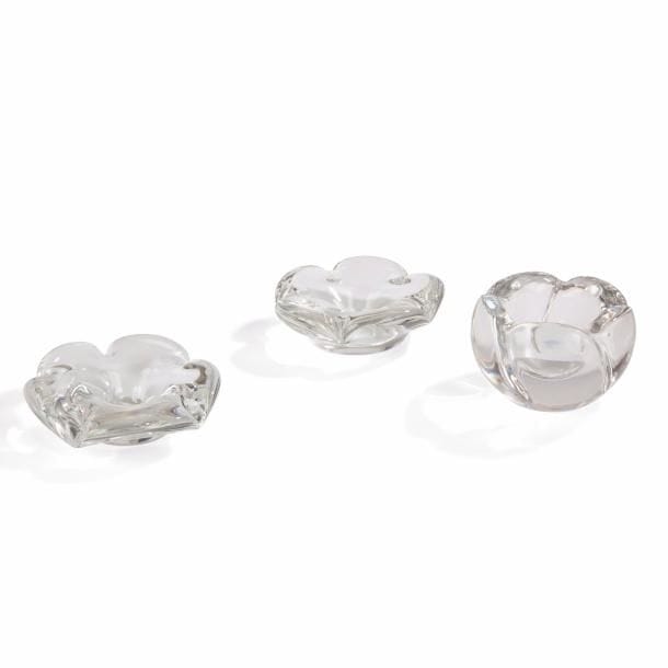 DAUM France 
Réunion de 3 cendriers. Épreuves en cristal modelé à chaud. Légers frottements sous les bases. Chacun signé DAUM Nancy France à la croix de Lorraine en pourtour de la base. D. 15,5 – 15 & 12 cm 