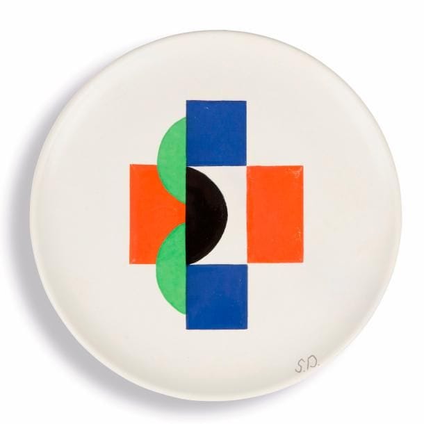 D’après Sonia DELAUNAY (1885-1979) – MOUSTIERS France & ARTCURIAL Éditeur
Sonia
Assiette décorative. Épreuve en céramique blanche à décor central abstrait émaillé polychrome. Marquée des initiales S.D. vers la bordure, porte l’inscription au revers Sonia DELAUNAY « Sonia » Artcurial Paris Moustiers France. D. 24 cm 