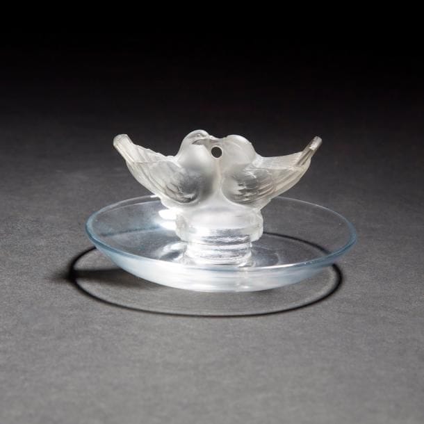 Maison LALIQUE 
Deux colombes
Baguier. Épreuve en cristal moulé-pressé. Signé du cachet Cristal LALIQUE France sous la base. D. 10 cm