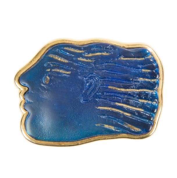 Alekos FASSIANOS (né en 1935) & DAUM
Kallisti, 1988
Broche. Épreuve en pâte de cristal bleue, en partie, doré. Platine en métal doré. Épingle manquante et vendue dans une boîte cartonnée Daum. Inscrit A. FASSIANOS DAUM France au revers. 6,5 x 5 cm 