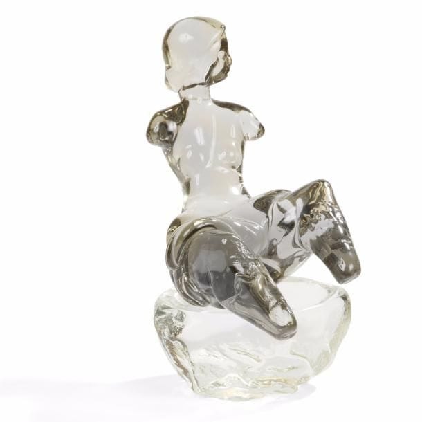 TRAVAIL MODERNE 
Femme assise
Sculpture. Épreuve en verre miel modelé à chaud. Figure recollée sur son socle. H. 27 cm