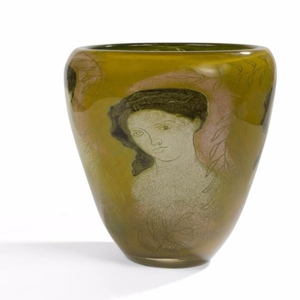 Ada LOUMANI (né en 1959) 
Femmes et rameaux d’oliviers
Grand vase cornet. Épreuve en verre à décor polychrome intercalaire. Signé LOUMANI et daté 1995 sous la base. H. 30 cm 