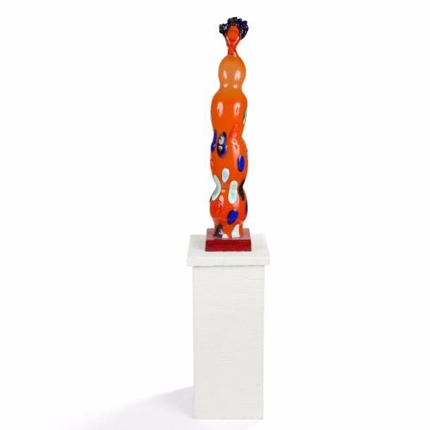 Josette RISPAL (née en 1946)
Femme totem
Sculpture. Épreuve en verre soufflé orange. La chevelure traitée bleu, la robe à décor de pastilles en relief multicolore et la base carrée rouge. Vendue avec son socle de présentation. Signée Josette RISPAL à la pointe, au dos vers la base. H. œuvre seule : 70,5 cm – H. avec socle : 125 cm