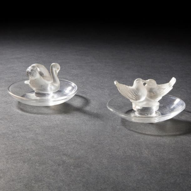 Maison LALIQUE 
Deux colombes & Cygne
Réunion de deux baguiers. Épreuves en cristal moulé-pressé et, en partie, satiné. Chacun signé LALIQUE France en lettres cursives sous la base. D. 9,5 cm chacun