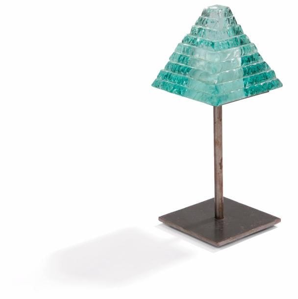 Laurent BEYNE (né en 1965) 
Petite lampe de table. Pied en métal, abat-jour pyramidal en verre dépoli et grugé. Éclats épars. Édition Atelier des deux ailes. Signée Laurent BEYNE et daté 91 à la pointe sous l’abat-jour. H. totale 25,5 cm 
