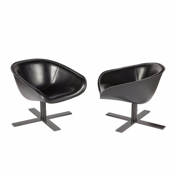 Antonio CITTERIO (né en 1950) Designer & B&B ITALIA Éditeur
Mart MPG
Paire de fauteuils pivotants en cuir. Pieds en métal laqué noir. Monogramme de l’éditeur estampé dans le cuir, étiquette de l’éditeur avec mention du designer et du nom de modèle sous les pieds. 69 x 75 x 70 cm