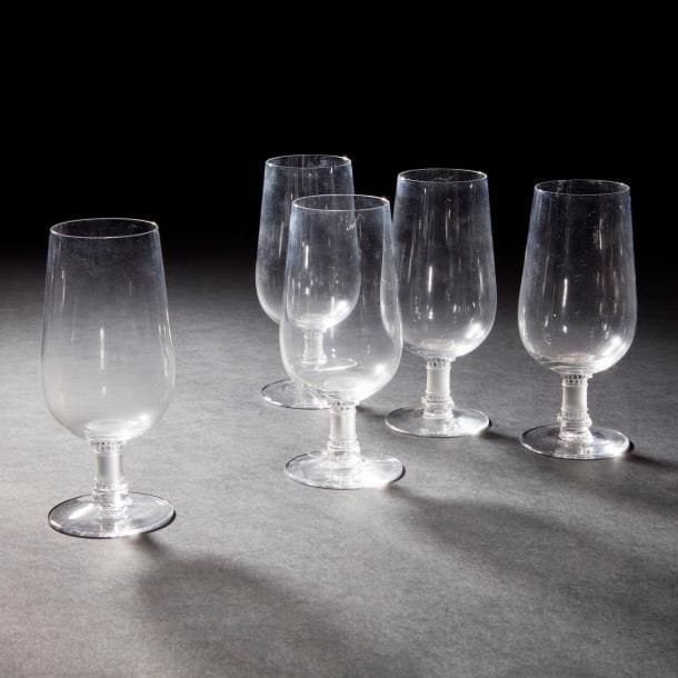 Maison LALIQUE 
Murat
Suite de 5 verres à Cognac. Épreuves en cristal soufflé, jambage moulé-pressé et, en partie, satiné. Chacun porte le cachet Cristal LALIQUE France sous la base. H. 16,5 cm