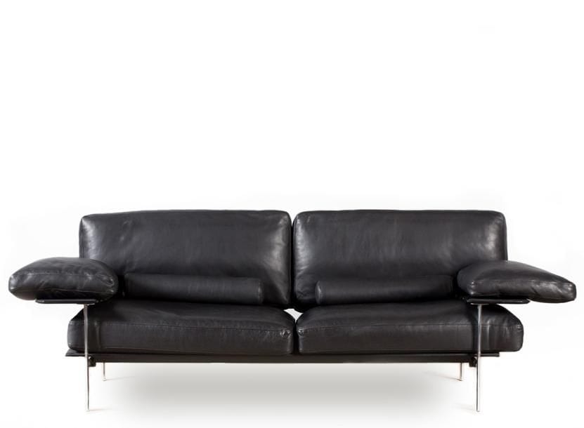 Antonio CITTERIO et Paolo NAVA Designers & B&B ITALIA Éditeur
Diesis, le modèle conçu  en [1979]
Grand canapé. Structure en acier, pieds en aluminium poli. Coussins d’assise, de dossier et d’accotoir, en cuir noir d’origine. Édition ancienne. État d’usage. 80 x 245 x 95 cm
ILLUSTRATION DU LOT NON CONTRACTUELLE