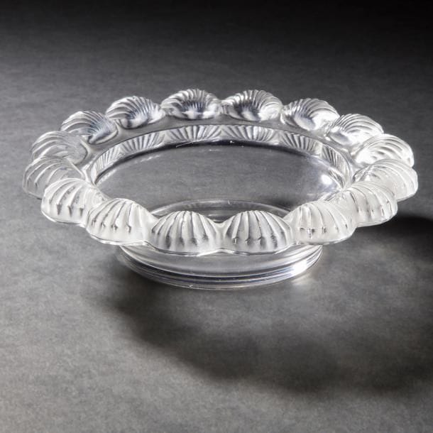 Maison LALIQUE 
Pornic
Coupe creuse. Épreuve en cristal moulé-pressé. Signée LALIQUE France en lettres cursives sous la base. D. 20 cm