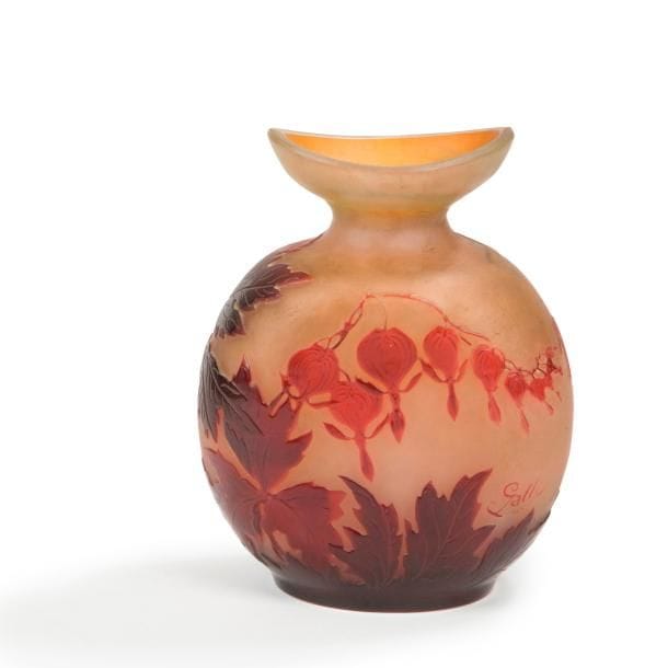 Établissements GALLÉ (1904-1936)
Cœur de Marie
Vase gourde méplate à col barquette. Épreuve en verre multicouche au décor double face, dégagé à l’acide, traité rouge et prune sur fond jaune intense légèrement opalescent. Signé GALLÉ, en réserve gravé en camée à l’acide. H. 21 cm