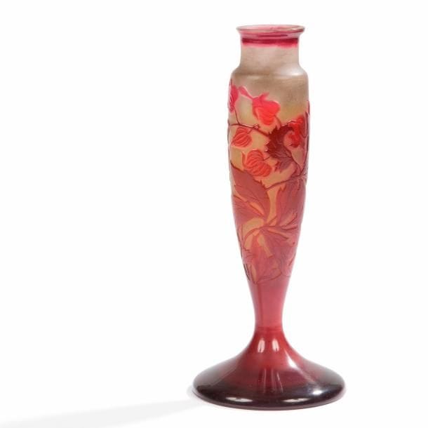 Établissements GALLÉ (1904-1936)
Cœurs de Marie 
Pied de lampe de forme balustre sur large base circulaire. Épreuve en verre multicouche au décor, dégagé à l’acide, traité cerise sur fond gris nuancé de rouge. Signature GALLÉ, en lettres japonisante, en réserve gravée en camée à l’acide sur le corps du vase. H. 23 cm