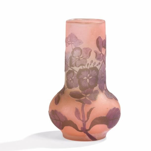 Établissements GALLÉ (1904-1936) 
Hortensias 
Vase pansu à long col droit. Épreuve en verre multicouche au décor, dégagé à l’acide, traité lavande sur fond rose. Signé GALLÉ, en réserve gravé en camée à l’acide vers la base. H. 14,5 cm