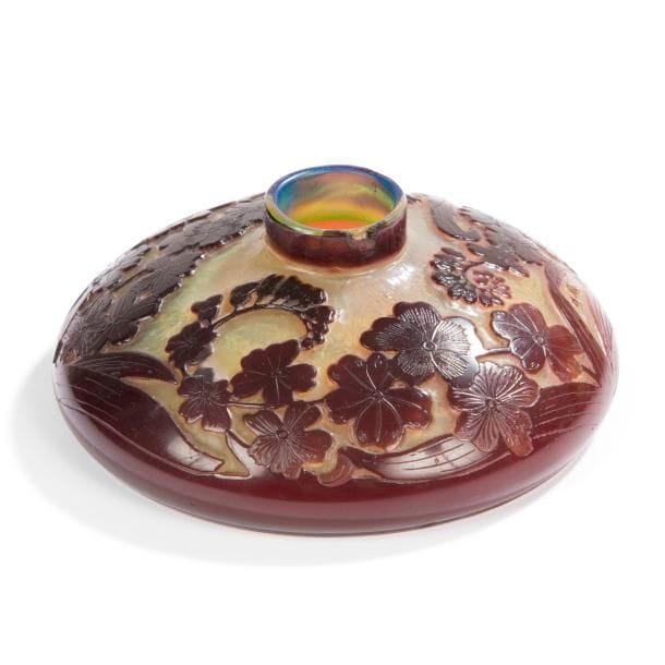 Établissements GALLÉ (1904-1936) 
Glaïeuls
Vase méplat à col annulaire. Épreuve en verre multicouche à décor dégagé à l’acide traité chocolat sur fond jaune nuancé. Éclat au col. Signé GALLÉ, en réserve gravé en camée à l’acide vers la base. D. 14 cm