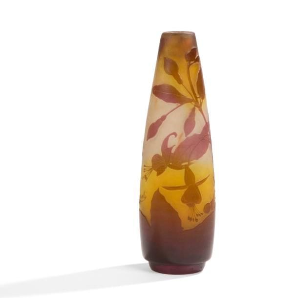 Établissements GALLÉ (1904-1936) 
Fuchsias
Vase obus sur talon en retrait. Épreuve en verre multicouche au décor, dégagé à l’acide, traité brun et parme sur fond jaune nuancé. Col rodé et éclat au col. Signé GALLÉ, en réserve gravé en camée à l’acide. H. 26,5 cm