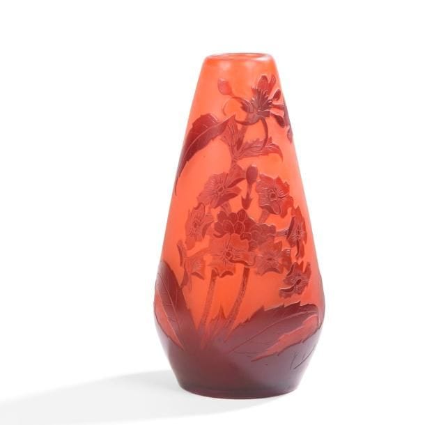 Établissements GALLÉ (1904-1936) 
Primevères
Vase obus. Épreuve en verre multicouche au décor, dégagé à l’acide, traité brique sur fond rouille. Signé GALLÉ, en réserve gravé en camée à l’acide. H. 17,5 cm