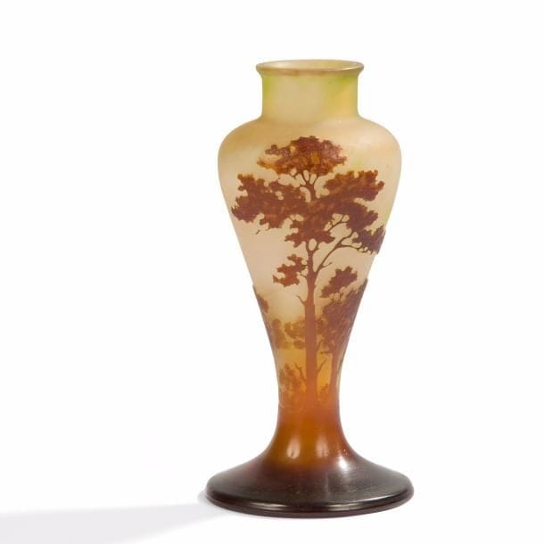 Établissements GALLÉ (1904-1936) 
Paysage arboré sur fond de montagnes
Vase balustre sur base en débordement et au col droit ourlé. Épreuve en verre multicouche au décor, dégagé à l’acide, traité brun sur fond jaune nuancé de brun. Signé GALLÉ, en  réserve gravé en camée à l’acide.. H. 16 cm