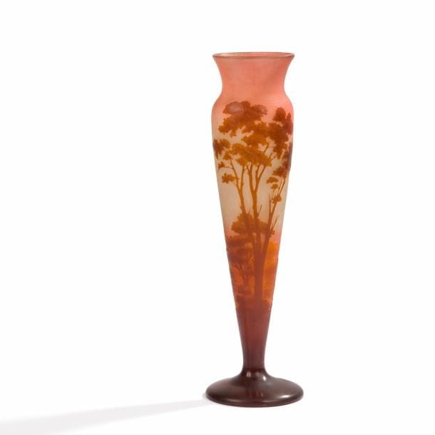 Établissements GALLÉ (1904-1936) 
Paysage lacustre arboré  
Vase cornet à col évasé sur base circulaire. Épreuve en verre multicouche au décor, dégagé à l’acide, traité brun sur fond rose nuancé. Signé GALLÉ, en réserve gravé en camée à l’acide vers la base. H. 31 cm