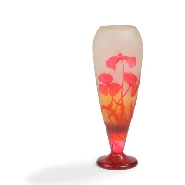 Établissements GALLÉ (1904-1936)
Papavéracées
Vase méplat sur piédouche. Épreuve en verre multicouche au décor, dégagé à l’acide, traité cerise et parme sur fond gris nuancé de jaune. Signé GALLÉ gravé en camée à l’acide vers la base. H. 18 cm
