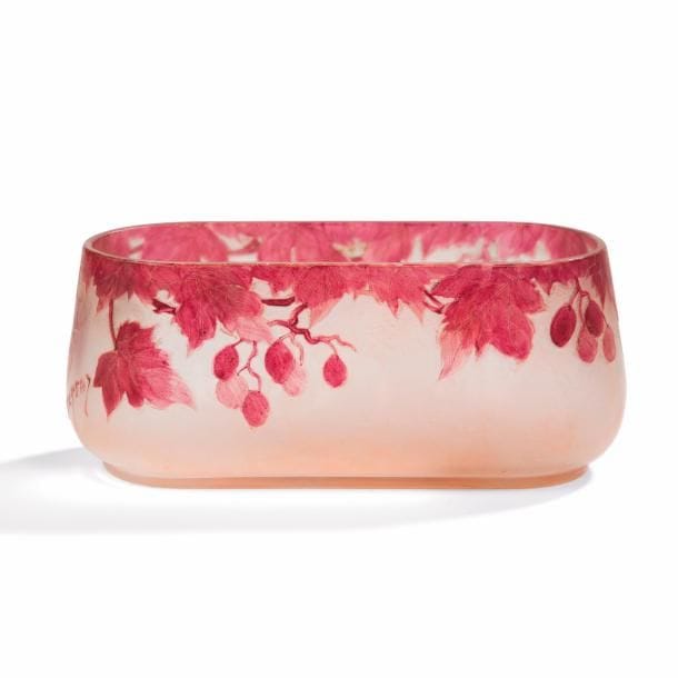LEGRAS
Viorne obier
Jardinière de table. Épreuve en verre au décor dégagé à l’acide et émaillé framboise. Signée LEGRAS, en réserve gravé en camée à l’acide vers la base. L. 19 cm