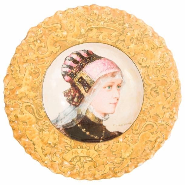 Edmond LACHENAL (1855-1948)
Marie, 1885
Plat creux à pourtour chantourné. Épreuve en céramique émaillée polychrome, le portrait au centre, le marli au décor héraldique. Circa 1885. Petites usures au pourtour. Signé dans le décor et contresigné et daté au dos. D. 34 cm