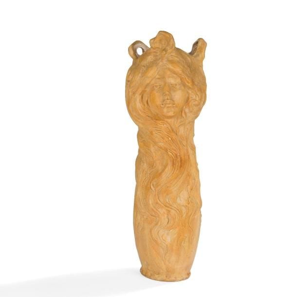 STYLE ART NOUVEAU
Femme à la longue chevelure
Vase anthropomorphe. Épreuve en céramique, l’extérieur patiné ocre, l’intérieur émaillé blanc craquelé. Porte un monogramme RC dans un triangle sous la base. H. 51 cm 