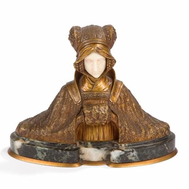 Dominique ALONZO (XIX-XXe) 
Femme médiévale au manchon 
Sculpture chryséléphantine. Épreuve en bronze à double patine, brun nuancé et doré ; le visage en ivoire finement sculpté. Fonte d’édition ancienne. Base en marbre vert des Alpes. Signée ALONZO au dos. H. 14 cm