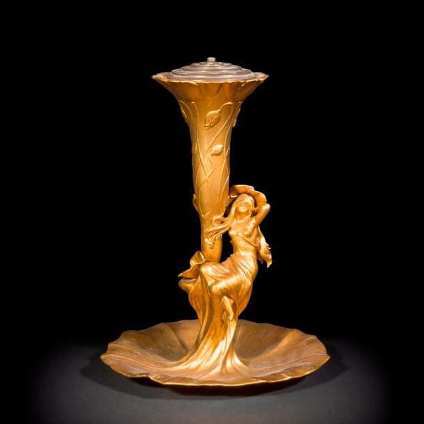 Elsie Thomas Ward HERING (1872-1923)
Femme-fleur 
Pied de lampe en régule re-patiné or. Signé W HERING sur la vasque. H. 39 cm 