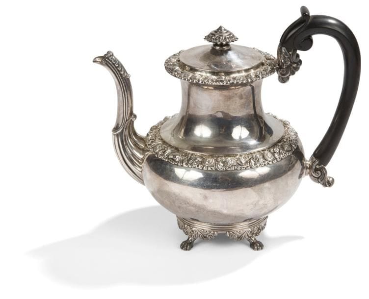 Belle théière en argent reposant sur quatre pieds griffe, la partie médiane du corps ciselée de coquillages en reprise sur le haut du col. Chiffrée sur le corps de lettres entrelacées.
PARIS 1819 - 1838
Orfèvre : ODIOT, poinçon d’orfèvre et en toutes lettres
Poids brut : 960,70 g - H : 21 cm