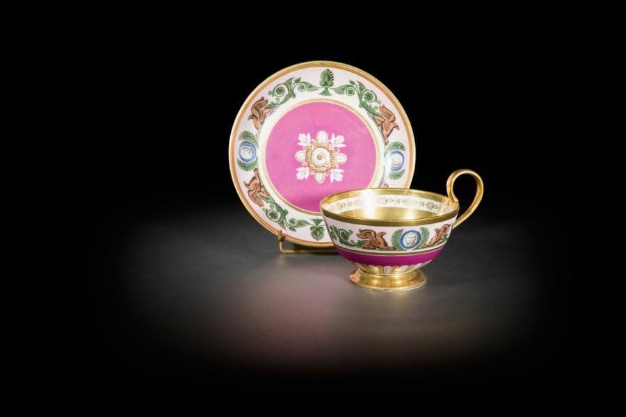 Sèvres
Grande tasse à thé et sa soucoupe en porcelaine à décor polychrome de griffons, masques de lion, palmettes et rinceaux feuillagés sur fond rose et pourpre.
La soucoupe marquée : LL entrelacés, fleur de lis et Sèvres.
Époque Louis XVIII.
H. 9,5 cm, D. 18 cm
Petites usures d’or à l’intérieur de la tasse