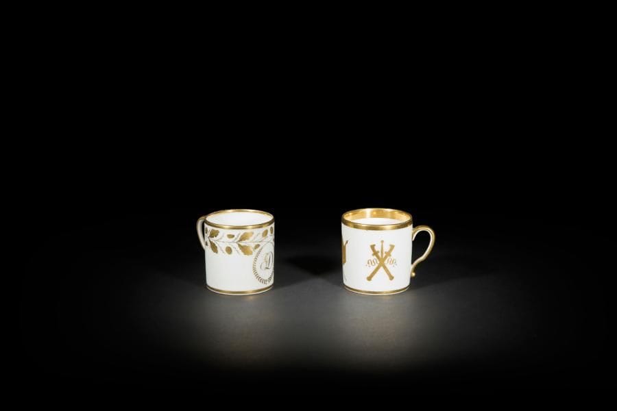 Paris
Lot en porcelaine comprenant six tasses litron et leur soucoupe et trois pots à pommade couverts à décor variés en or de monogramme, trophées militaires, guirlandes de branches de vigne, grecque, treillage et filet dentelé.
Marqués : Nast en or ou en rouge.
Manufacture de Nast.
Fin du XVIIIe siècle, début du XIXe siècle. 
H.  des tasses : 6,5 cm à 3 cm
H. des pots à pommade : 9 cm et 7 cm
Une soucoupe accidentée, éclats à une autre soucoupe