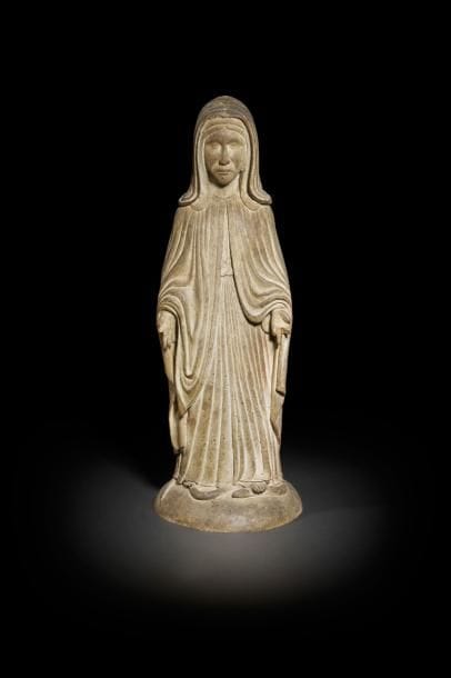 Vierge en bois sculpté et patiné. Debout sur un dôme, foulant le serpent de son pied gauche, Marie est vêtue d’une robe ceinturée et d’un manteau ouvert sur le devant formant des plis souples et verticaux.
Art populaire, XVIIIe / XIXe siècle
H : 58 cm
(légers manques)