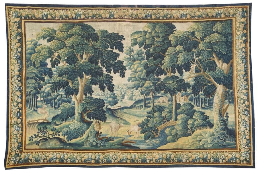 Flandres, fin du XVIIe - début du XVIIIe siècle
Tapisserie à décor d’animaux sur un fond de forêt et de rivière, volatiles cachés dans les arbres, bordure à guirlande de fleurs terminée par un galon bleu.
Restaurations.
DIMINUEE A DROITE.
290 x 450 cm