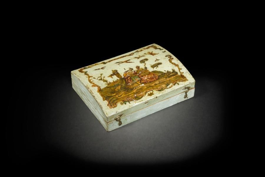 Coffret à jeu en arte povera, à quatre boîtes contenant des jetons
Début du XIXe siècle
H : 6 cm, L : 20 cm, P : 15,5 cm