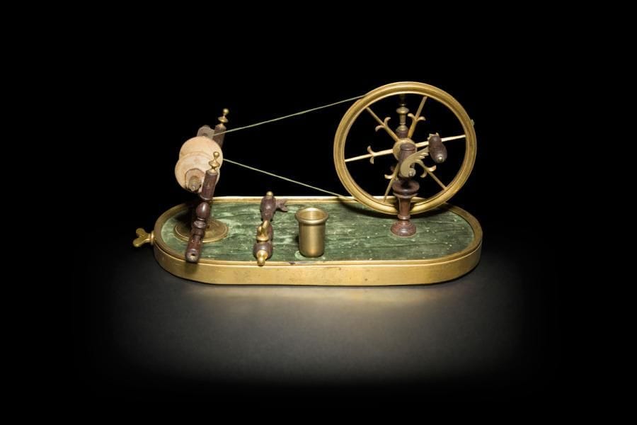 Rouet en bois tourné et bronze doré et bois tourné ; avec son étiquette ancienne de marchand mercier : Au métier couronné
XVIIIe siècle (accidents et manques)
H : 15 cm, L : 31 cm, P : 14 cm