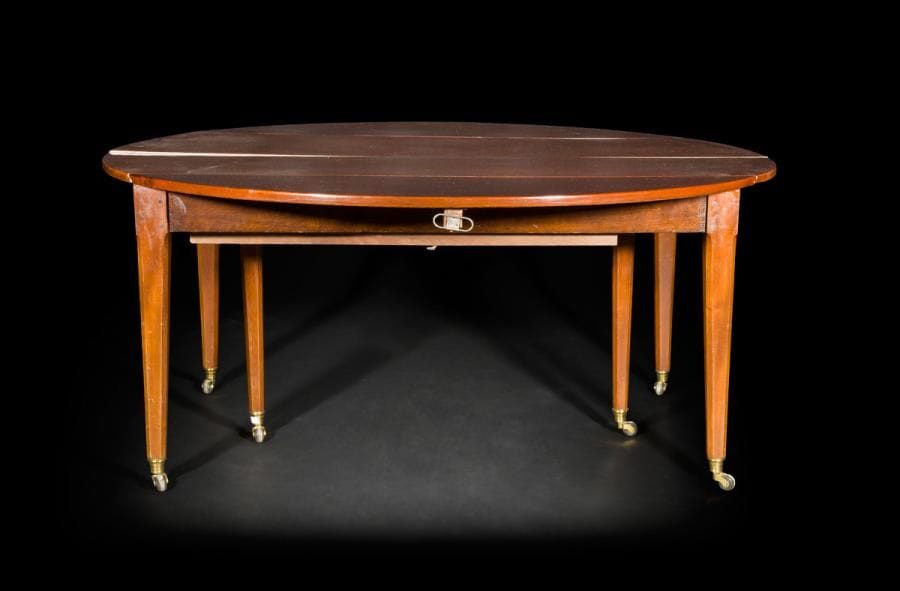 Table circulaire en acajou, reposant sur six pieds en gaine à angles abattus terminés par des roulettes ; (le mécanisme doublé en capacité avec ajout de pieds supplémentaires rabattables à une époque postérieure).
Époque Louis XVI (transformation au mécanisme)
(avec deux allonges en acajou).
H : 71 cm, D : 158 cm