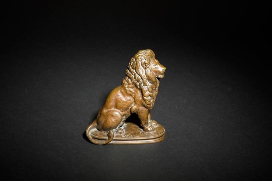 Antoine-Louis BARYE (1795-1894). 
Lion assis n°3
Épreuve en bronze à patine brun clair
Signé « Barye » sur la terrasse.
H : 18 cm et terrasse 15 x 7 cm

Bibliographie en rapport :
Michel Poletti et Alain Richarme, Barye, Catalogue raisonné des sculptures, Paris, 2 000,  modèle répertorié sous le n° A 58, p.183