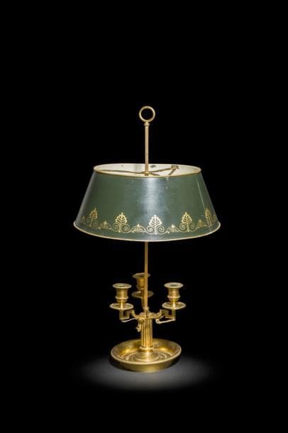 Lampe bouillotte en bronze doré à trois lumières et fût à cannelures, abat-jour à crémaillère (avec du jeu).
Style Louis XVI
H : 64 cm