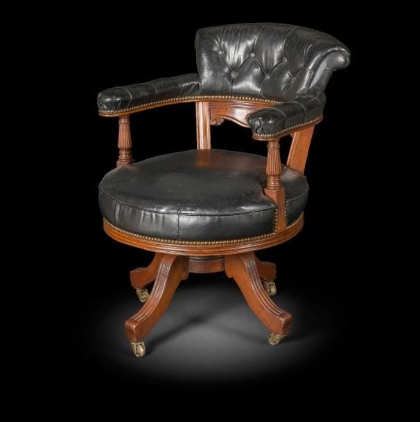 Fauteuil de bureau en acajou mouluré à assise tournante et accotoirs en balustre, le dossier gondole à volutes ; reposant sur un piétement quadripode (à roulettes)
Époque Victorienne
Recouvert de cuir capitonné.
H : 87 cm, L : 64 cm