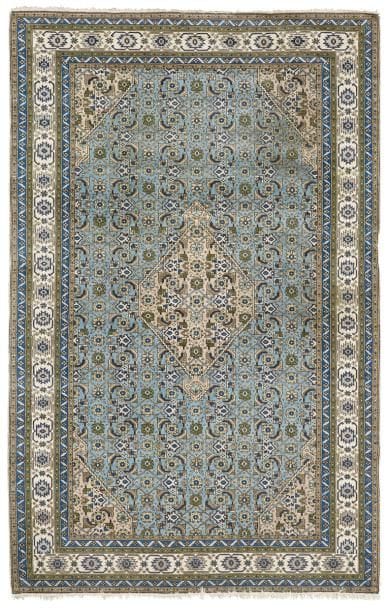 Chirvan
Tapis à décor d’un losange ivoire sur un fond bleu à motif hératis et fleurs stylisées, écoinçons vieux rose bordure ivoire à décor dit « à crabe » entourée de deux galons bleus.
272 x 176 cm