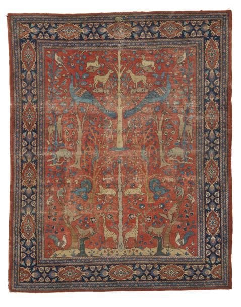 TEBRIZ
Tapis à décor d’oiseaux fantastiques sur fond rouge, bordure à feuillages stylisés sur fond bleu.
FIN DU XIXe SIECLE. USE.
417 x 307 cm
